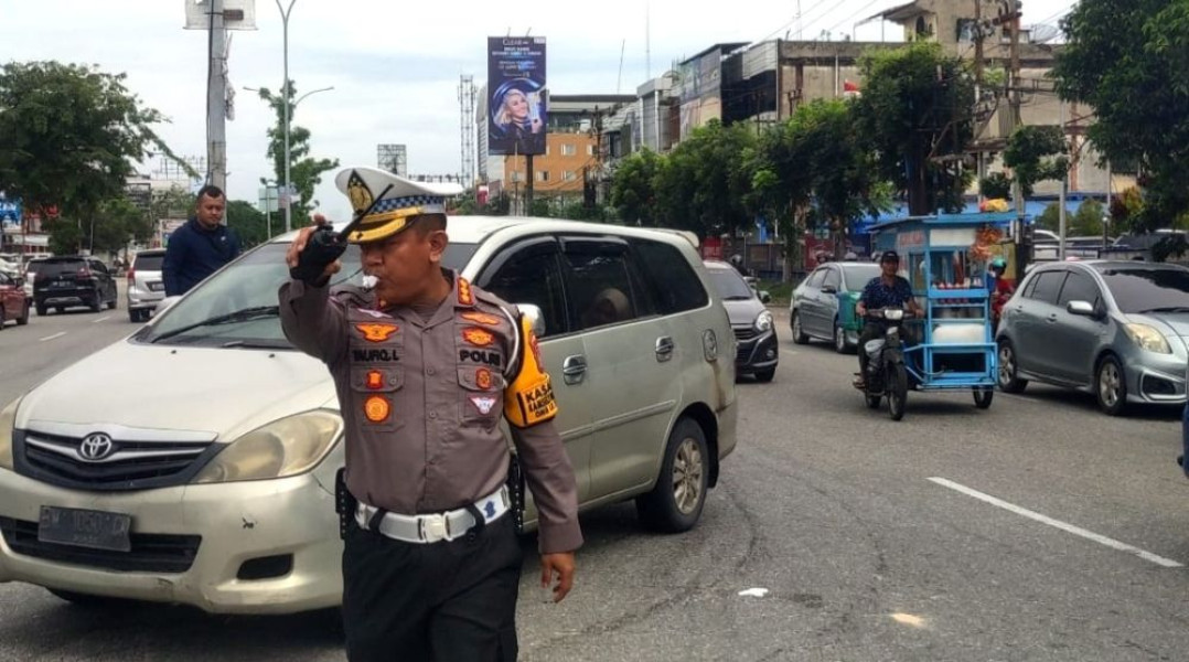 Dirlantas Polda Riau Tiup Pluit Urai Kemacetan di Pekanbaru