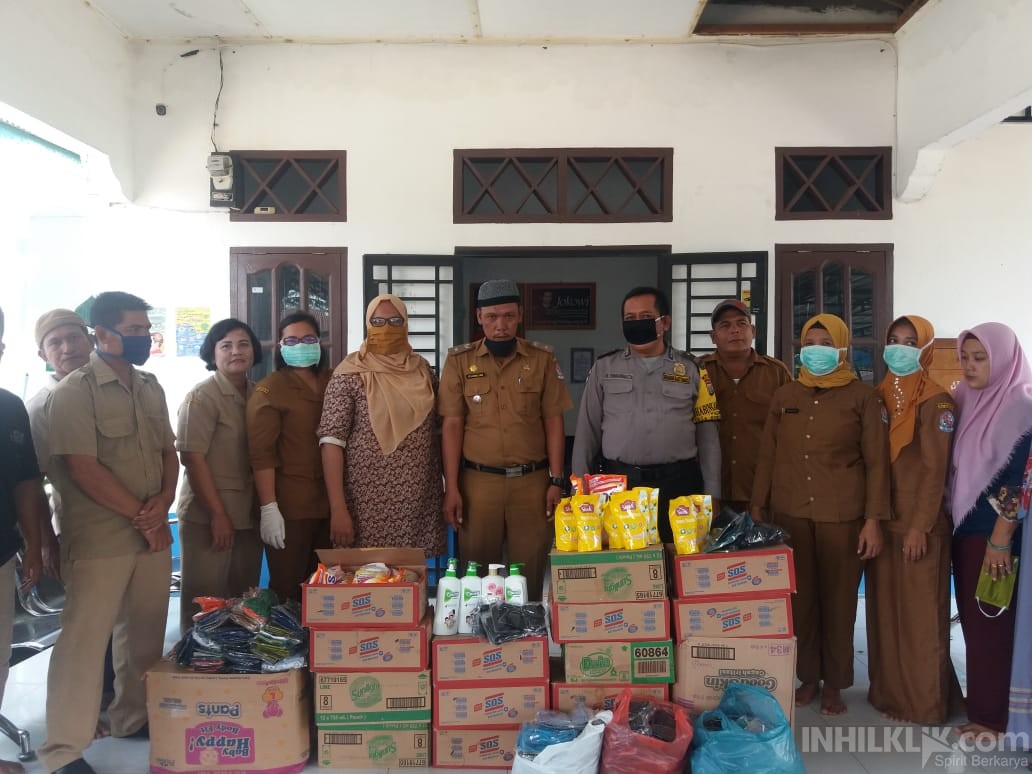 Bhabinkamtibmas Polsek Pagar Merbau Bersama Pemerintah Desa Bagikan Masker dan Hand Sanitizer Kepada Masyarakat