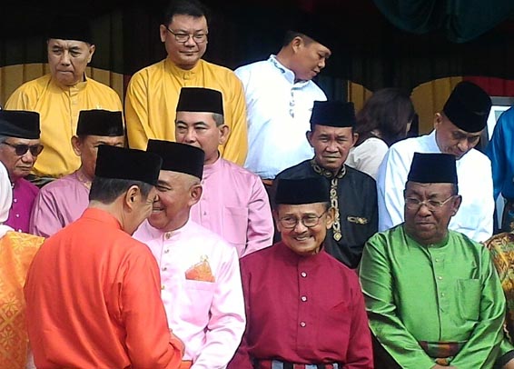Disaksikan BJ Habibi, Andi Rachman dan Syamsuar Berpelukan