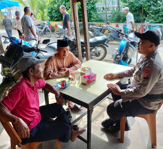 Sambil Ngopi, Bripka Iwan Riyadi Laksanakan Cooling System