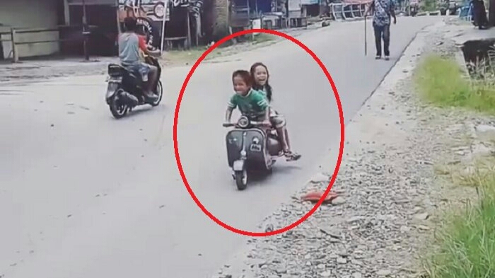 Viral 2 Bocah Kecil Boncengan Naik Vespa, Anti Tilang!