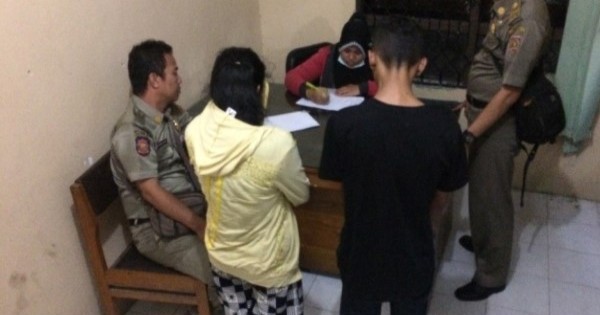 Lampu Kamar Kos Dimatikan, Eh Celana si Cowok Sudah Melorot