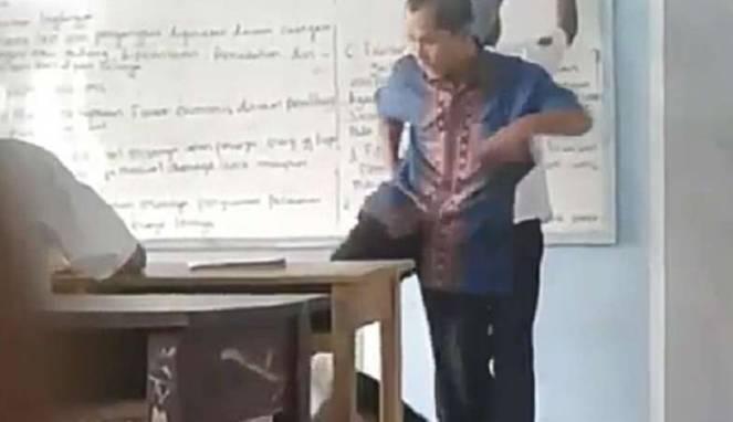 Guru SMK ini Tendangi Perut Muridnya Secara Brutal