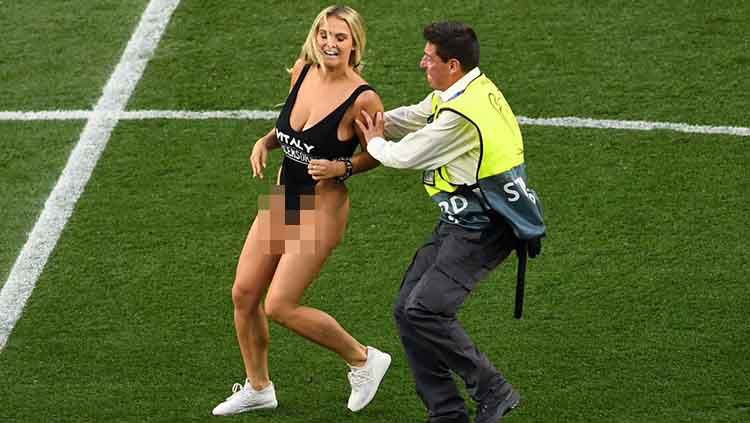 Bohaynya Suporter Wanita yang Masuk Lapangan saat Laga Tottenham Vs Liverpool