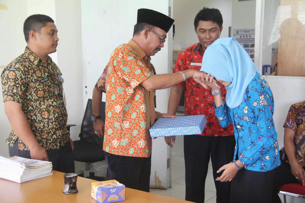 Kabag Humas Setda Inhil Lepas Siswa Magang dan Seorang Staf