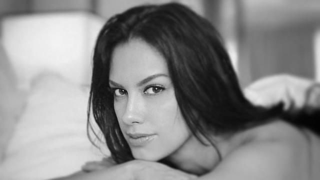 Pose Seksi, Sophia Latjuba Tuai Komentar