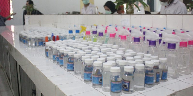 Tim Relawan Covid-19 UNRI Produksi Handsanitizer