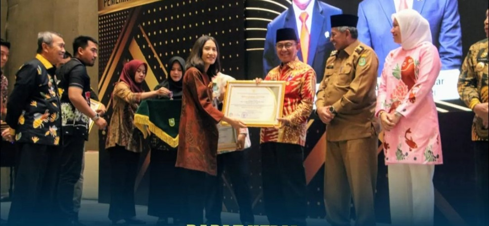 Bupati Inhil HM Wardan Terima Lencana Bhakti Desa Pertama