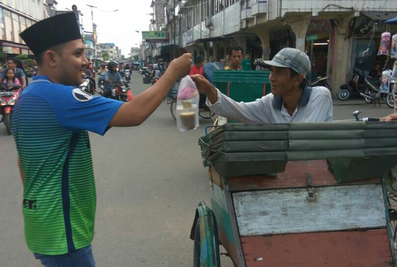 ICI Inhil dan Polsek Tembilahan Bagi-bagi Ta'jil