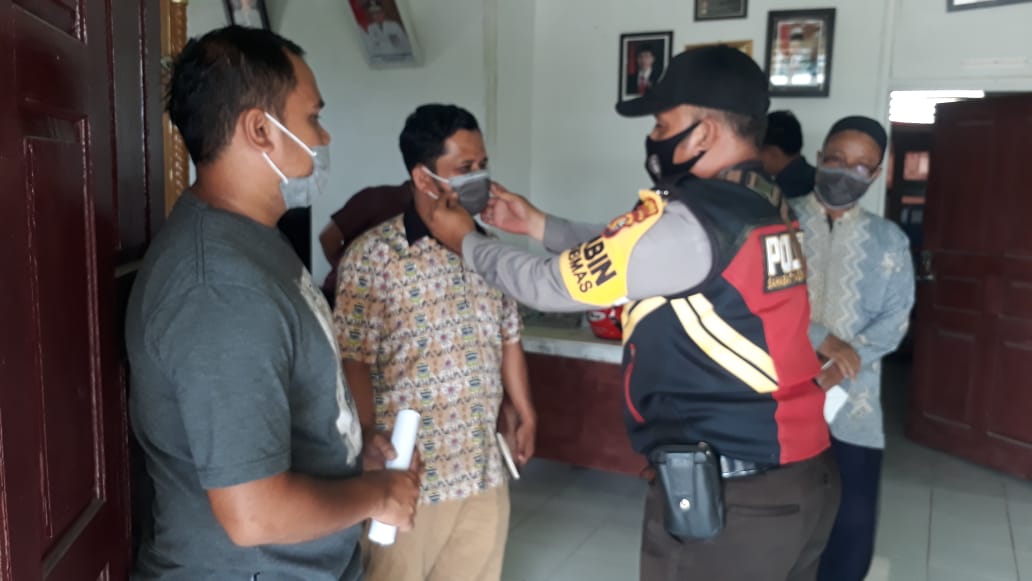 Babinkamtibmas Desa Keritang Hulu Terus Ingatkan Warga Untuk Patuhi Protokol Kesehatan