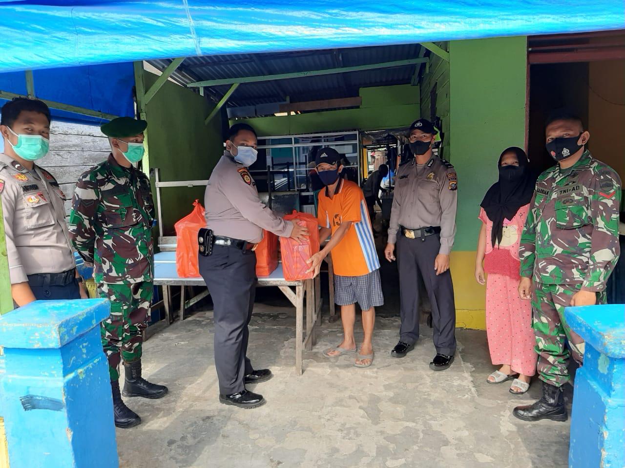 Polres Inhil Giat Jum'at Barokah di Pos PPKM Tembilahan Kota