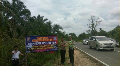 Cegah Laka Lantas Kembali Terulang, Sat Lantas Polres Inhil, Pasang Spanduk Peringatan