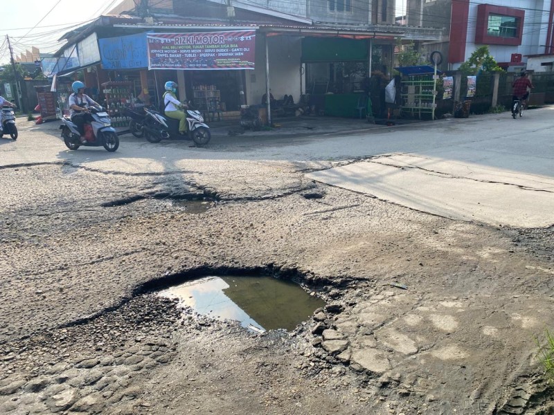 Lubang Besar Menganga di Pertigaan Jalan Batang Tuaka–Lingkar II–Pekan Arba Tembilahan