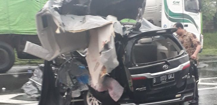 Hujan! Inova Hantam Truk, Istri Bupati dan Dua Ajudannya Tewas Seketika