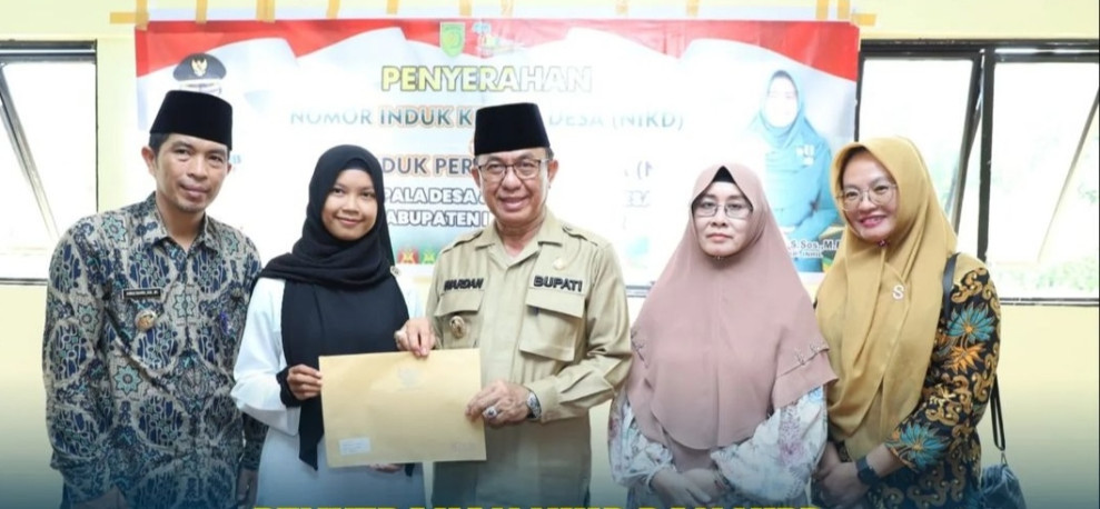 Bupati Inhil Serahkan NIKD dan NIPD Kades dan Perangkat Desa Sekecamatan Concong