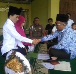 Tahanan Kasus Narkoba Polda Riau Langsungkan Pernikahan Dalam Kawalan Polisi