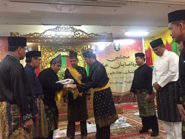 Berdamai, Dua Anggota DPRD Riau Potong Kerbau dan Makan Bejambau di Gedung LAM Riau