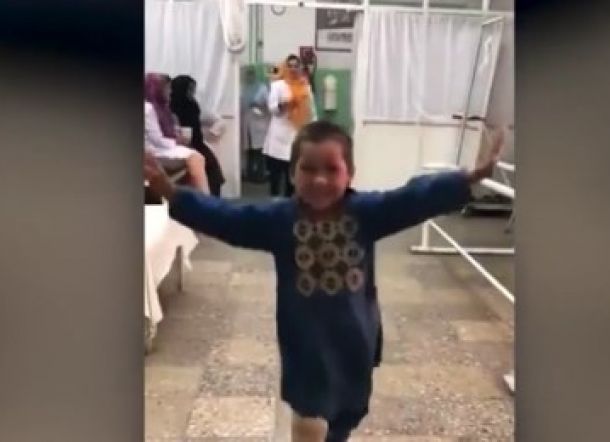 Bocah Afghanistan Menari di Rumah Sakit Setelah Diberi Kaki Palsu