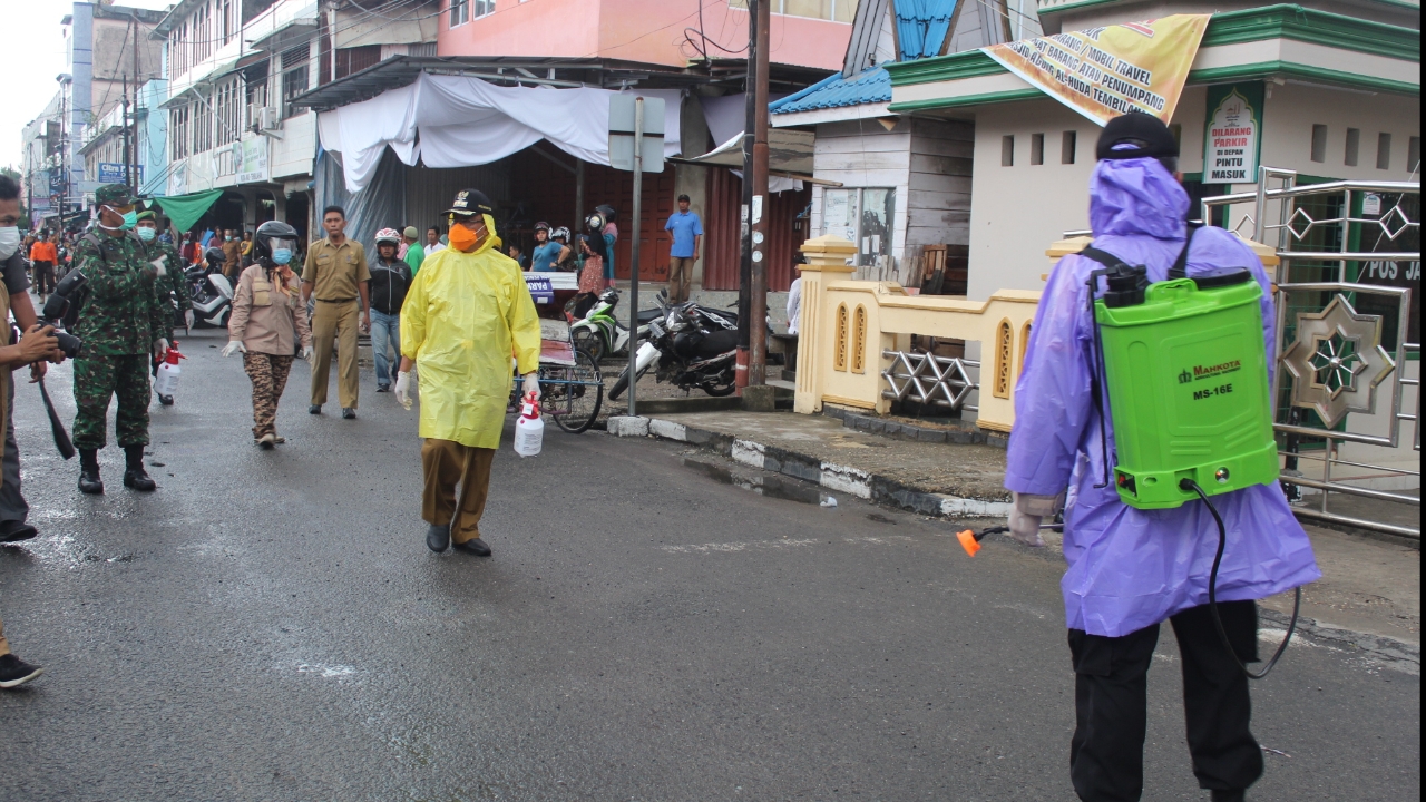 Forkopimda Inhil Turun ke Jalan Lakukan Penyemprotan Disinfektan