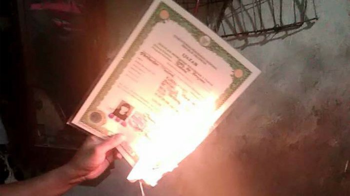 Gara Gara Malas Bayar Hutang 300 ribu, Ijazah Wanita ini Dibakar