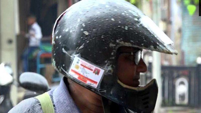 Biar Lolos Razia, Pemotor Ini Tempel SIM dan STNK di Helm