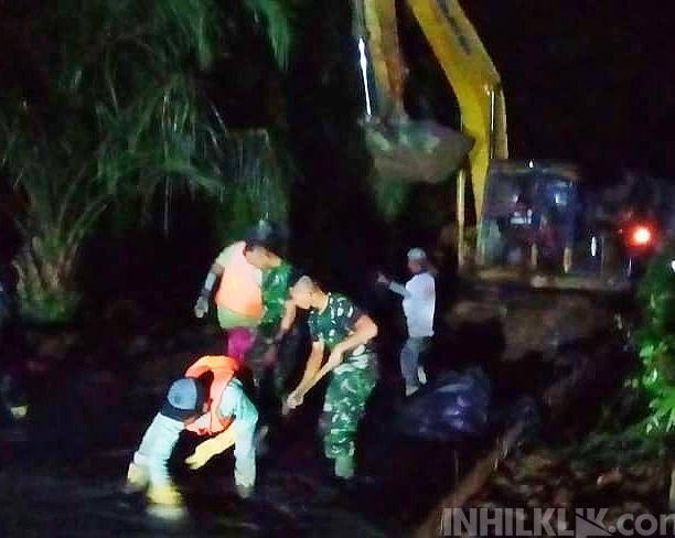Meski Lembur, Satgas Kodim 0204/DS Tetap Semangat Mengecor Jalan TMMD