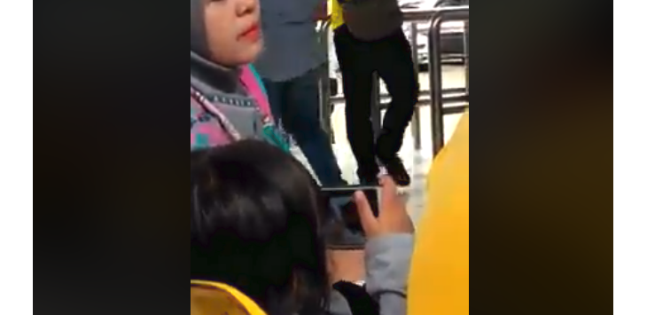 Astagfirullah! Bocah Perempuan Asyik Nonton Film 'Panas' di HP
