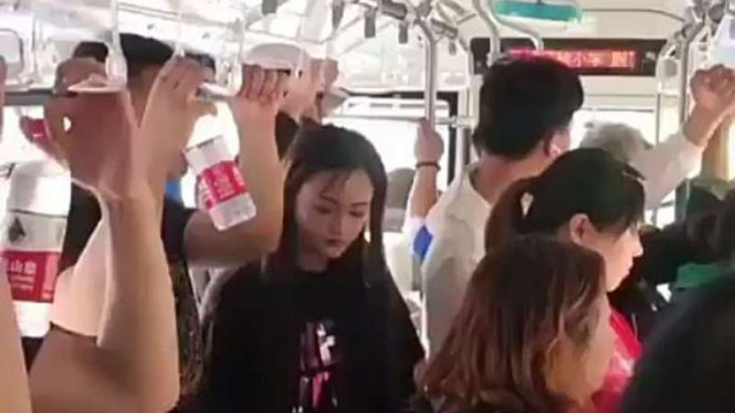 Gadis Cantik Ini Selalu Bawa Pompa WC Tiap Naik Bus
