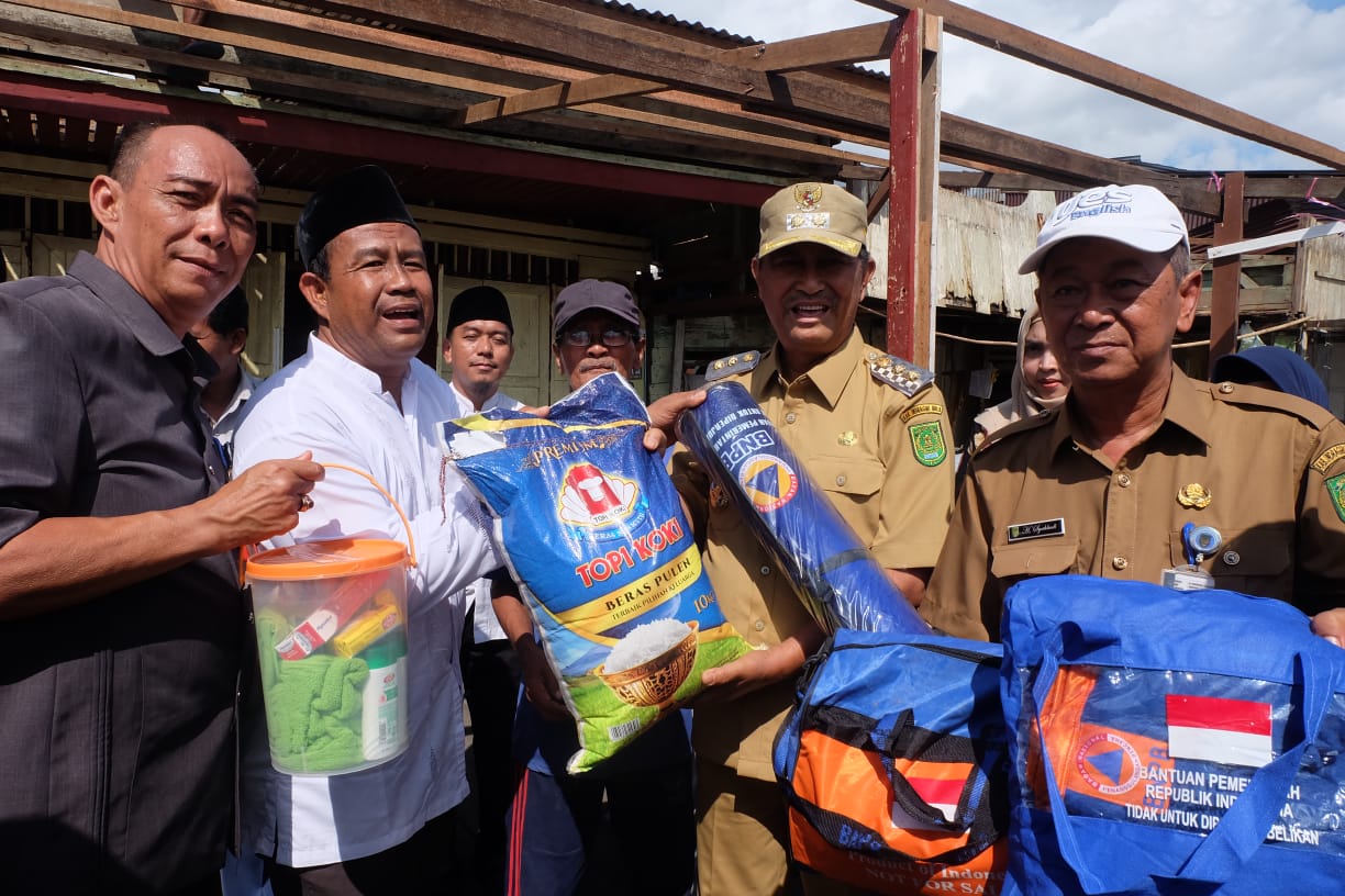 Wakil Bupati Serahkan Bantuan Untuk Korban Puting Beliung