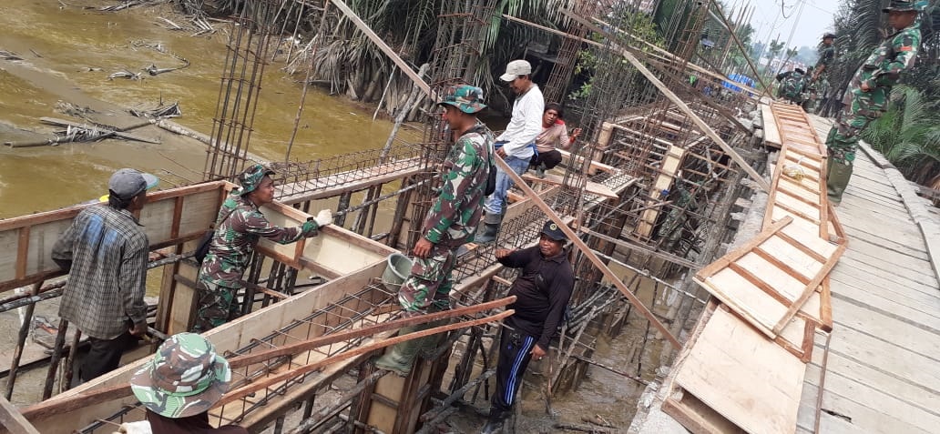 Pasang Surutnya Air Sungai Batang Gangsal Bukan Jadi Halangan Bagi Satgas TMMD ke-106 Kodim 0314/Inhil