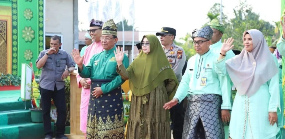 Diikuti Ratusan Kafilah, Bupati Inhil Melepas Pawai Ta'ruf Sekaliqus Meresmikan Bazar MTQ GAS