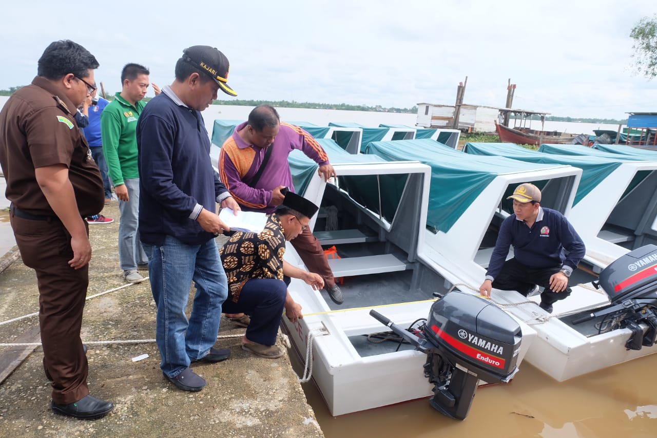 Dinas Kesehatan Serahkan 10 Unit Ambulans Air ke Puskesmas Pembantu