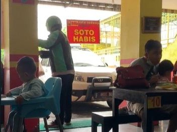 Jalan Tertatih-tatih Disebabkan Stroke, Ojol Ini Tetap Semangat Antar Makanan