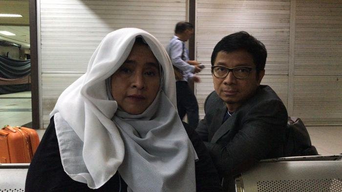 Sampai Larut Malam Neno Warisman Tertahan di Bandara Pekanbaru