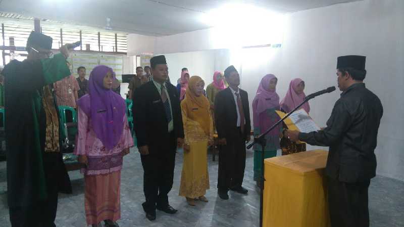 Camat Mandah Umar Hamdy Lantik 6 Pejabat