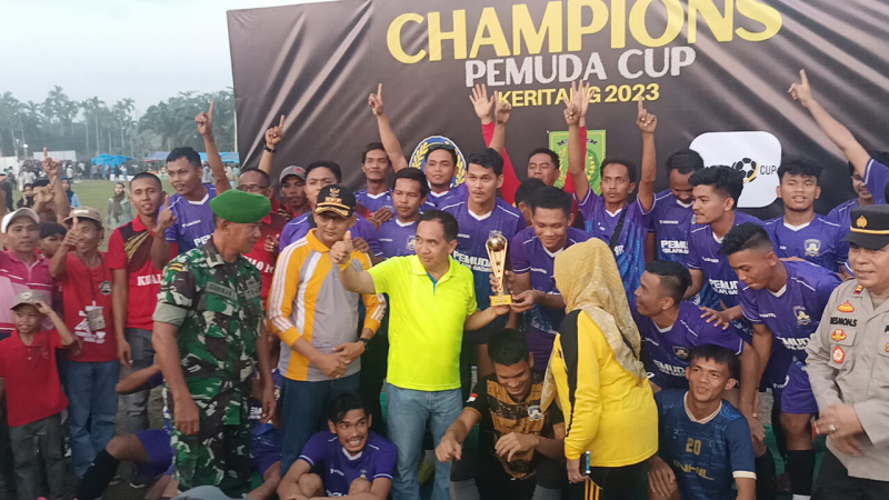 Ketua DPRD Inhil Feryandi Tutup Turnamen Sepakbola di Desa Kota Baru