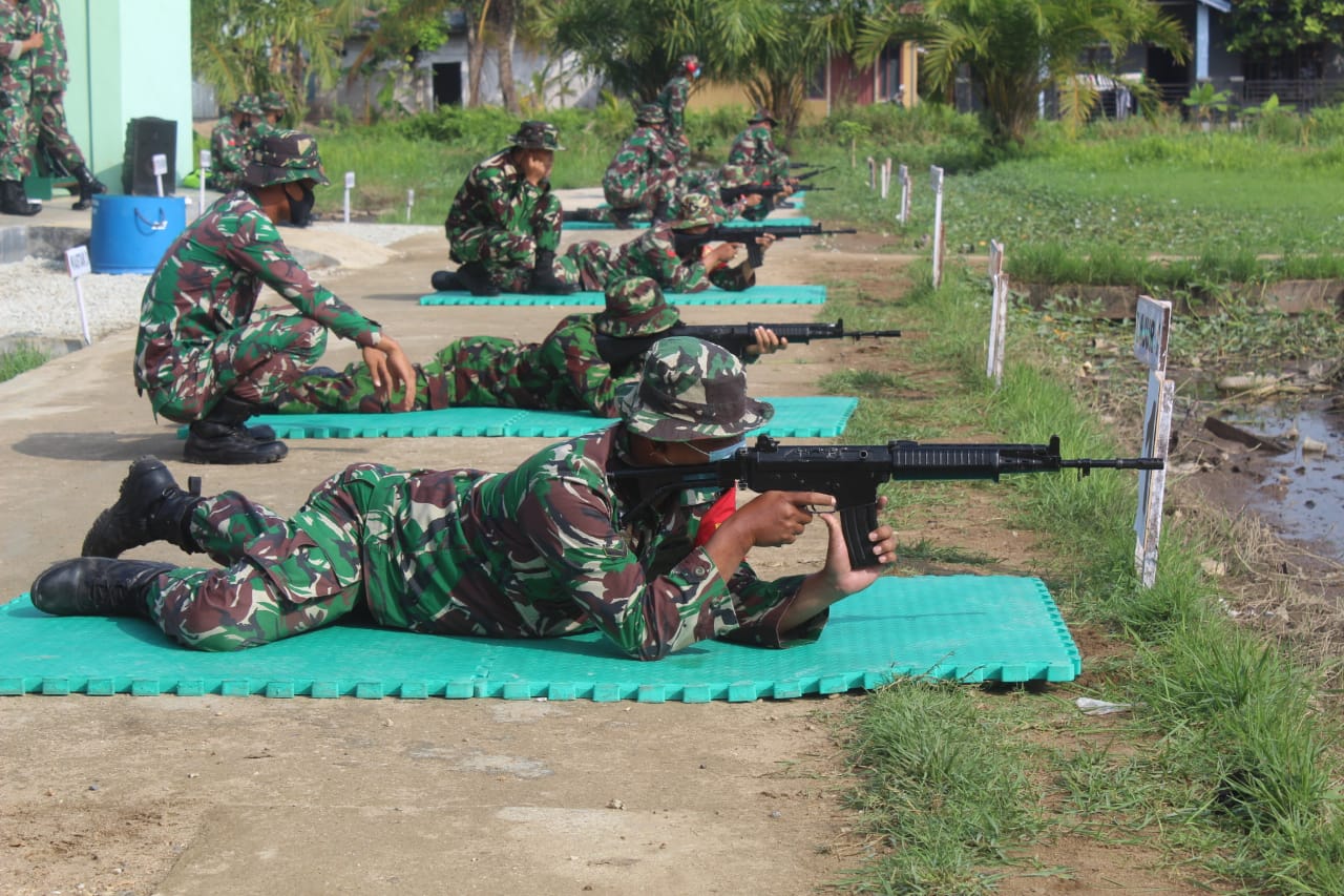 Bintara dan Tamtama Kodim 0314 Inhil Latihan Menembak