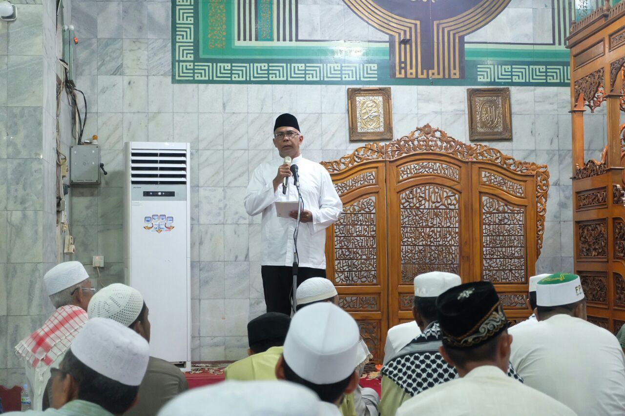 Malam Pertama Ramadhan, Pjs Bupati Inhil Shalat Tarawih Di Masjid Al - Huda