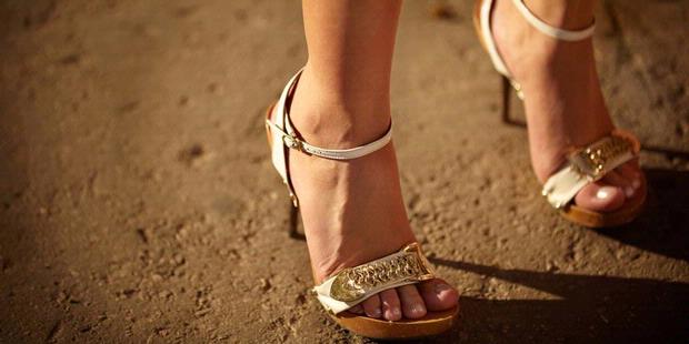 ADUH! Wanita Muda ini Ketangkap Basah Saat Layani Dua Pria