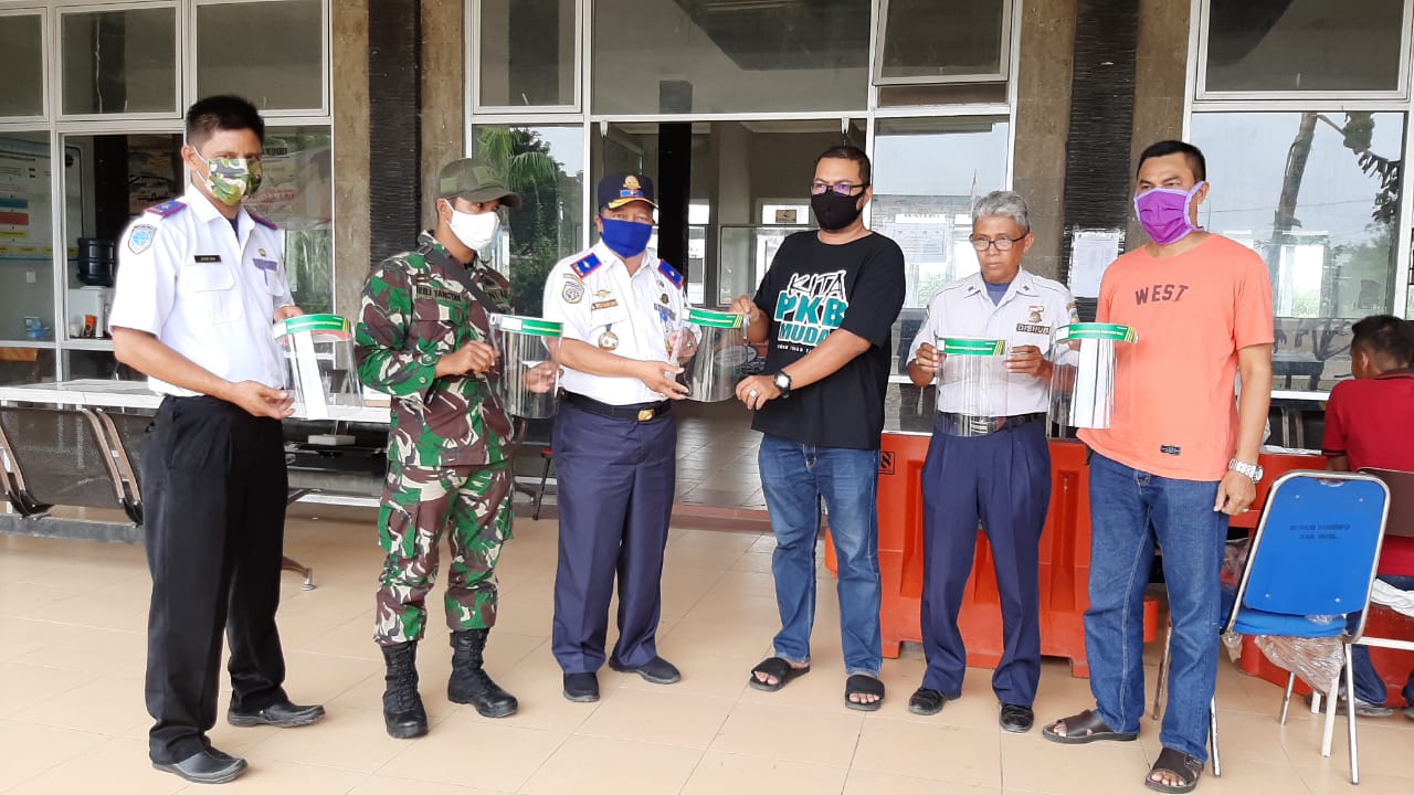 PKB Inhil Bantu APD Pelindung Wajah untuk Petugas Terminal Bandar Laksamana Indragiri