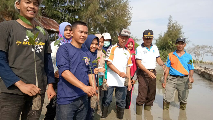 Kapolsek Tanjungberingin Bantu Mahasiswa UNIMED Tanam Pohon bersama
