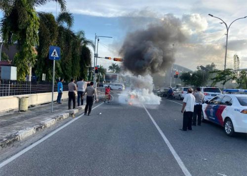Motor Warga Pekanbaru Terbakar di Depan Mapolda Riau, Diduga ini Penyebabnya