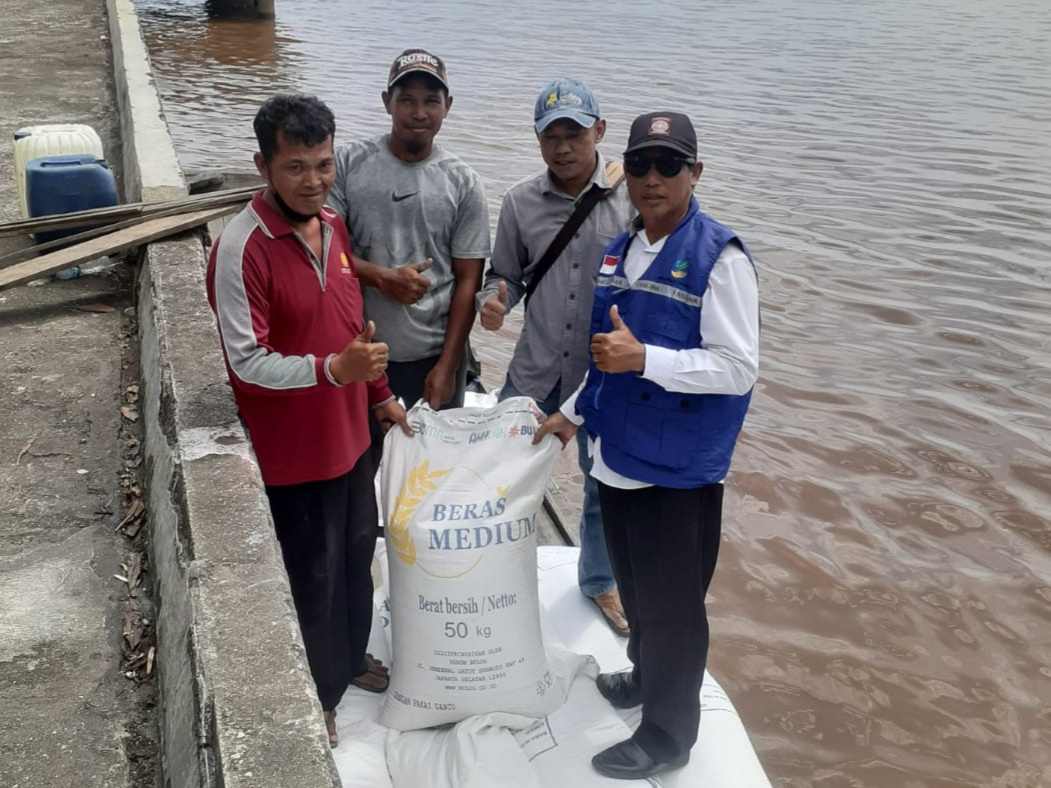 Kades Pasir Emas Salurkan Bantuan Beras dari Dinsos Inhil ke Masyarakat Terdampak Banjir