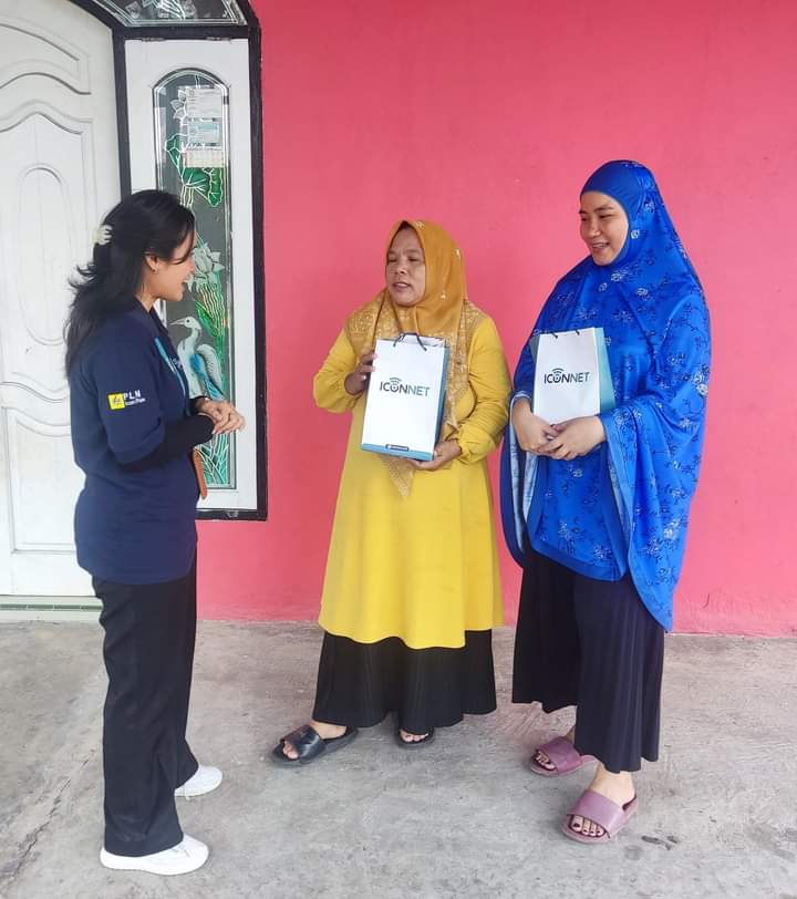Jelang Idul Fitri, PLN Icon Plus Kunjungi Pelanggan Setia Iconnet di Pekanbaru