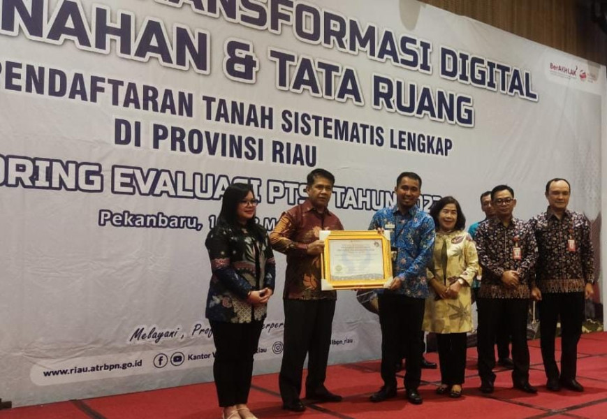 Kepala Kantor BPN Inhil Terima Penghargaan dari Ombudsman RI