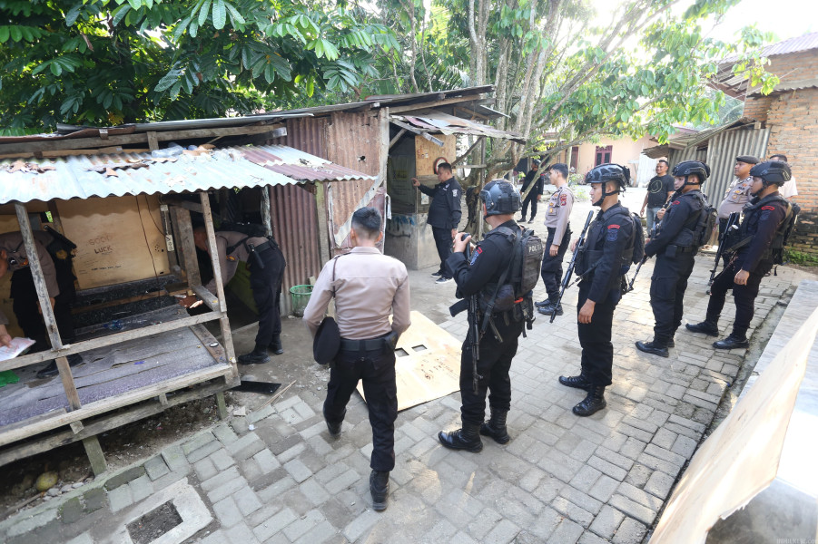 Polda Sumut Ratakan Gubuk Narkoba dan Judi di Kutalimbaru