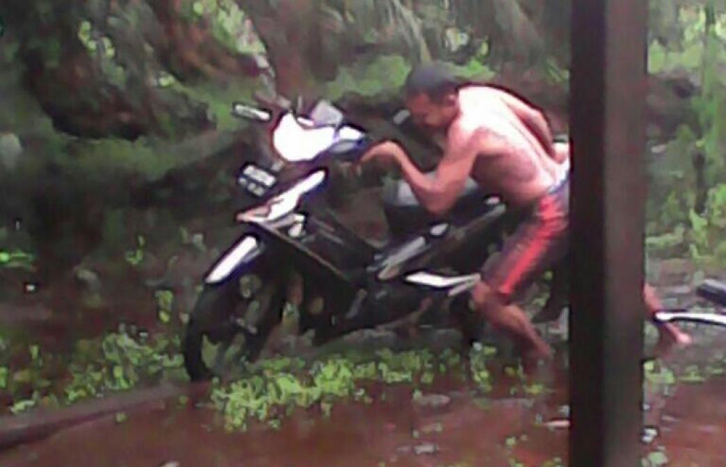 Diguyur Hujan Tanpa Henti, Puluhan KK di Desa Mumpa Terpaksa Mengungsi Akibat Banjir