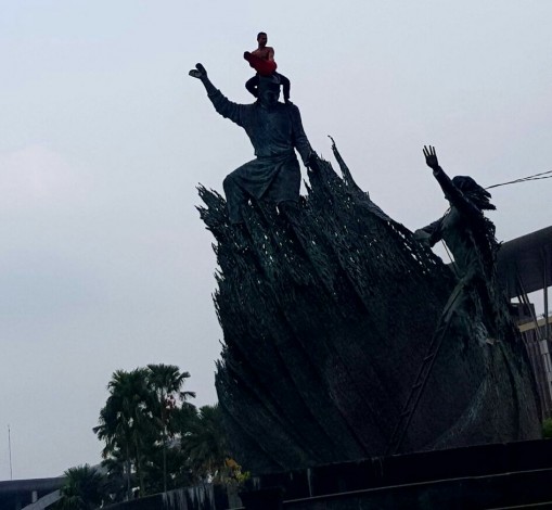 Waduh... Pria ini Panjat Tugu zapin dan Lakukan Hal ini