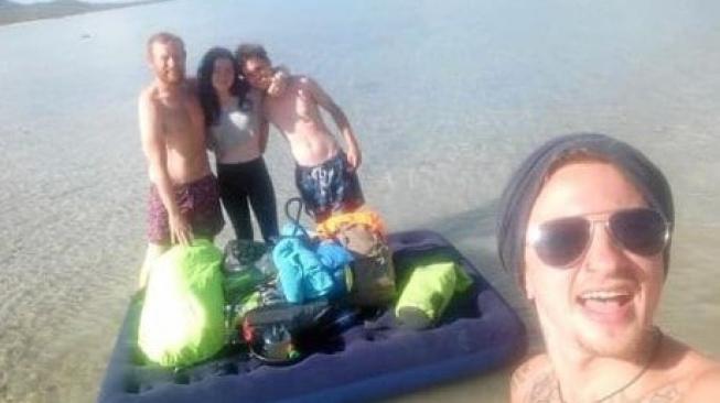 Menyebrangi Laut Pakai Matras, Begini Nasib Empat Backpacker Ini