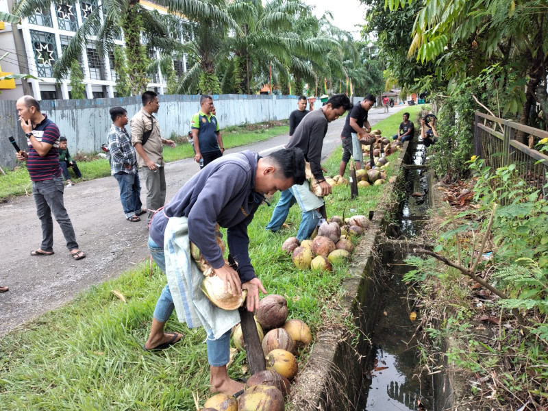 Semarak HPN Riau, DPMD Inhil Gelar Lomba Menyolak dan Membuat Minyak Goreng dari Kelapa
